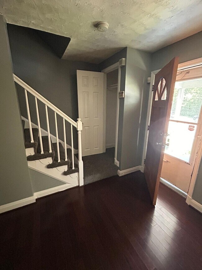Building Photo - 3 Bedroom 1 Bathroom