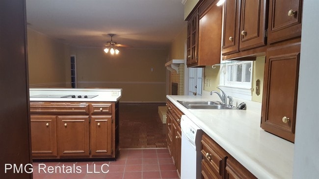 Building Photo - 3 br, 2 bath Room For Rent - 401 Peg Wen