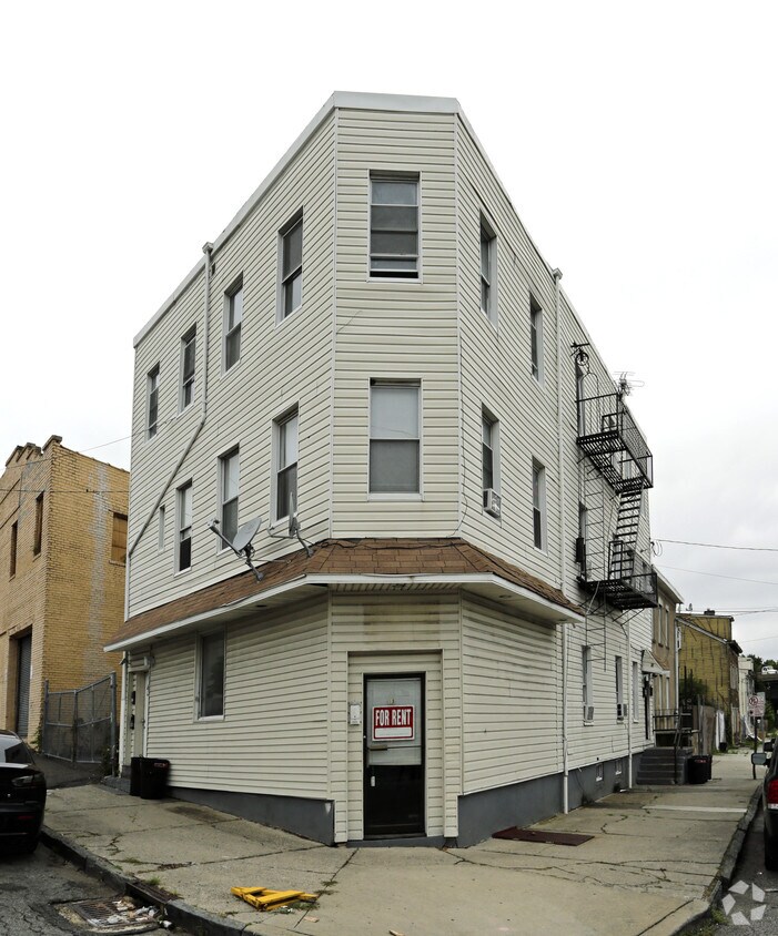 Primary Photo - 11-13 Washington Ave