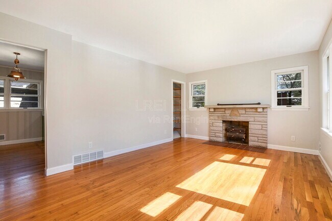 Building Photo - 405 Westwood Dr