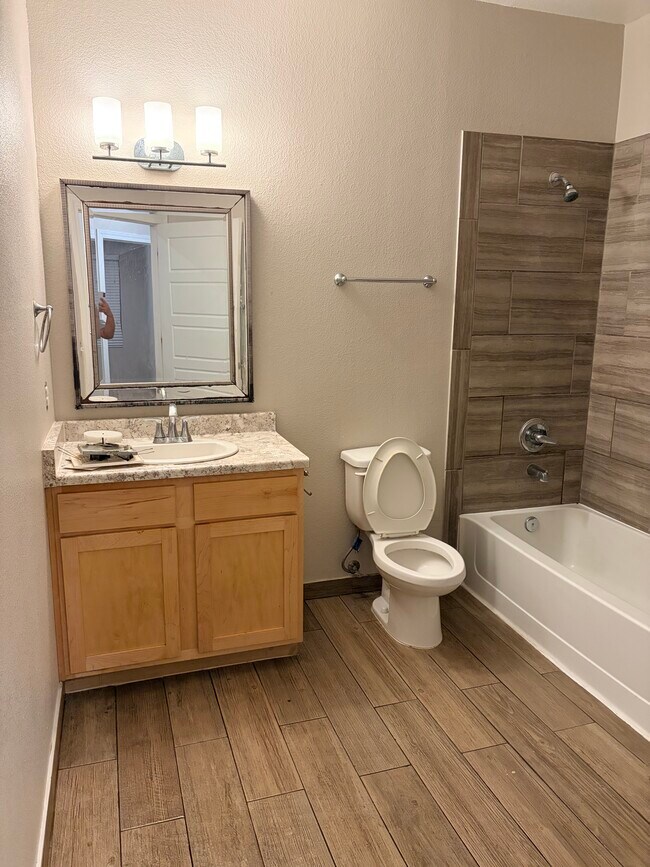 Foto del edificio - 14977 Eddie Mullens Ct