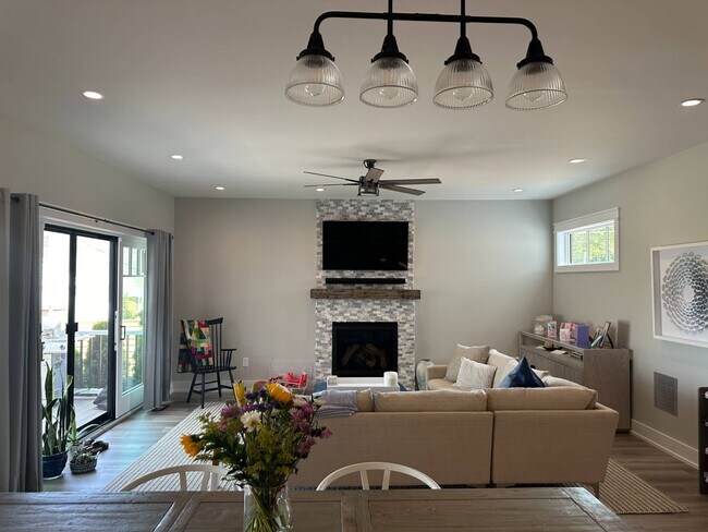 Building Photo - 47 Pine Neck Ave
