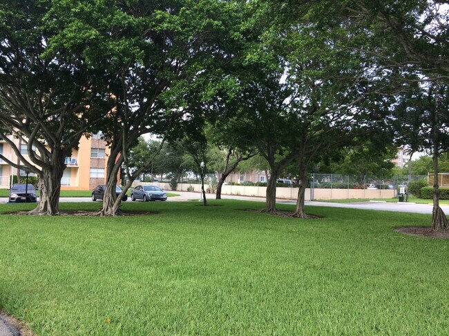 Foto del edificio - 500 Executive Center Dr