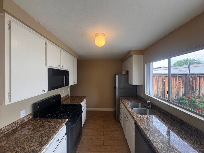 Foto del edificio - Beautiful Two Story Condo located In Oceanside!