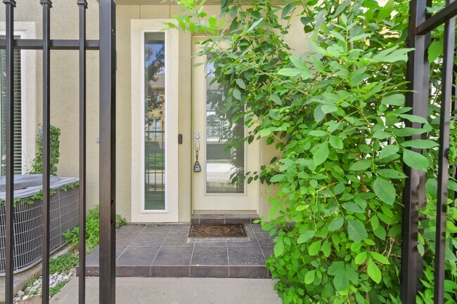 Building Photo - Luxury & Location: Spacious Home Minutes f...