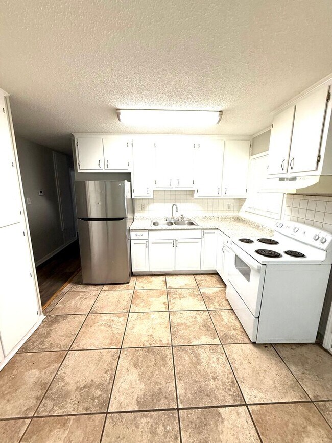 Building Photo - ** 4 Bed 1.5 Bath located by lagoon park ** Call 334-366-9198 for a self tour