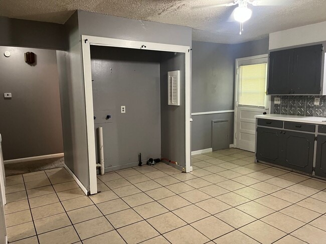 Building Photo - Tucking-2121