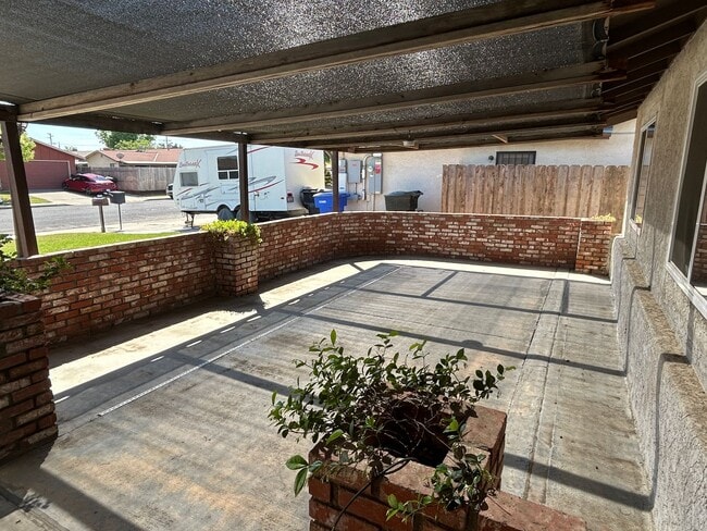 Foto del edificio - Don't miss out in North Hanford! 3 bedroom 2 bath with solar!