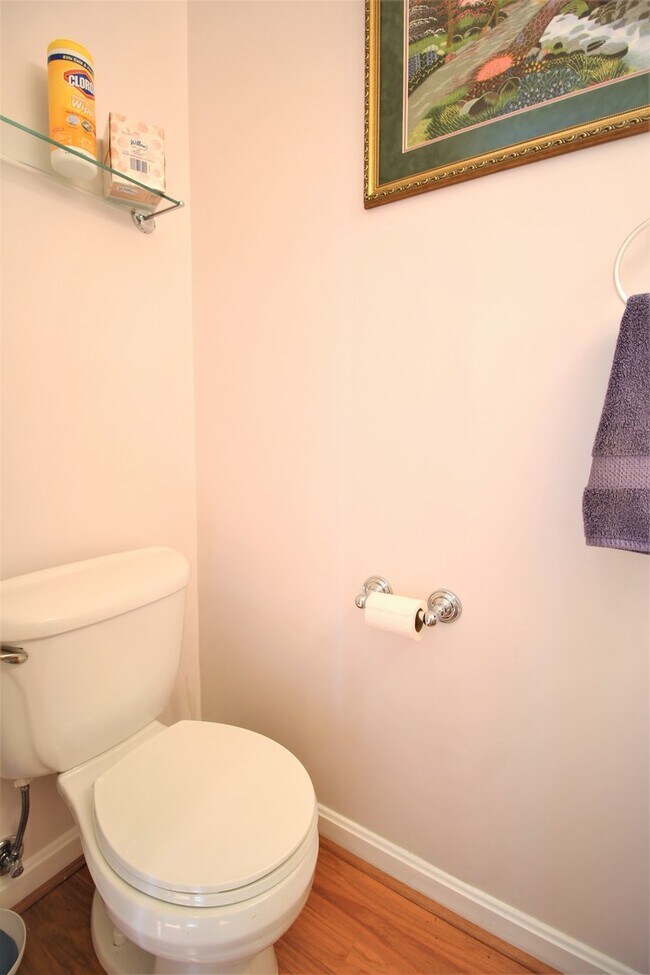 Foto del edificio - Charming Brick Front 2-Level Townhome in Alexandria