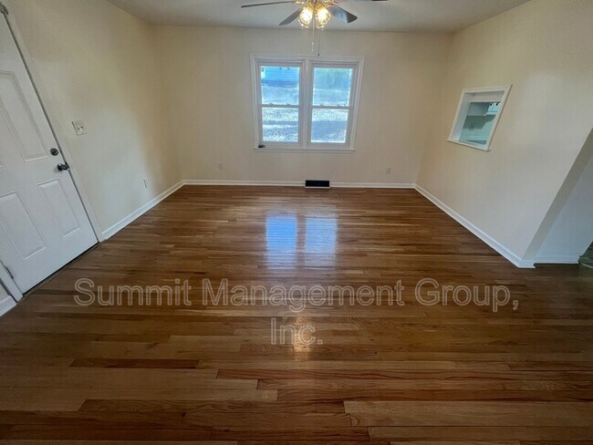 Building Photo - 8293 Lakeview Dr SW