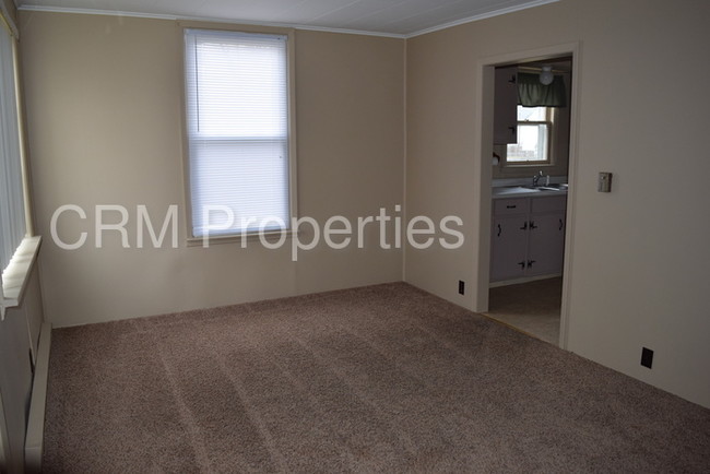 Building Photo - 419 N Howard Greentown