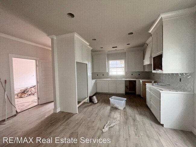 Building Photo - 3 br, 2.5 bath House - 210 Perfect Place