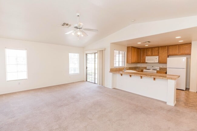 Foto del edificio - Available! 2 Bedroom Townhome inside Pacif...