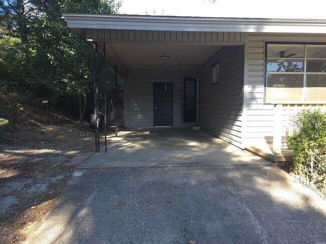 Building Photo - 408 Lindenhurst Dr