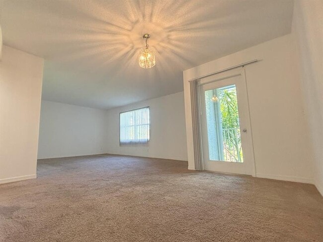 Building Photo - 9013 NW 38th Dr