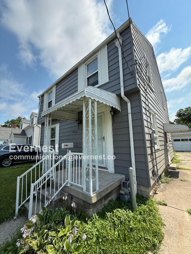 Building Photo - 3852 Wallwerth Dr