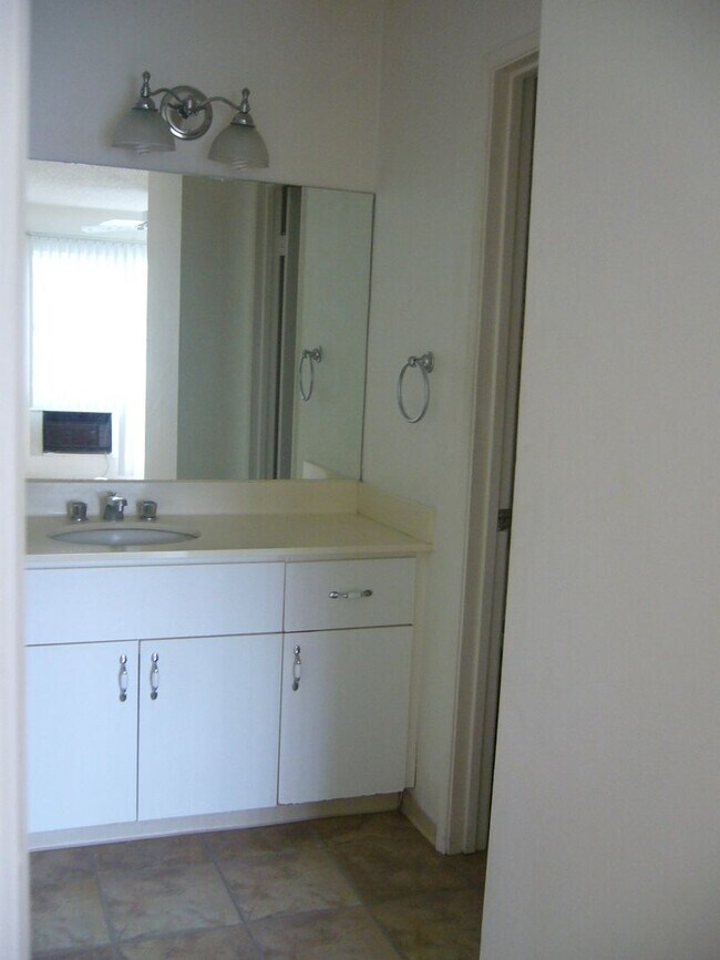 Foto del edificio - Palm Villas Townhouse (Ewa) Ground floor unit 1, bedroom, 1 bath with 1 parking Avail 11/24