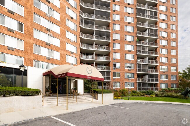 Entrada del edificio - Lakeside Towers