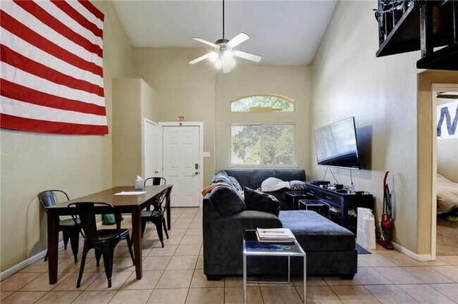 Foto del edificio - West Campus Condo Under $1000/Bedroom Walk...
