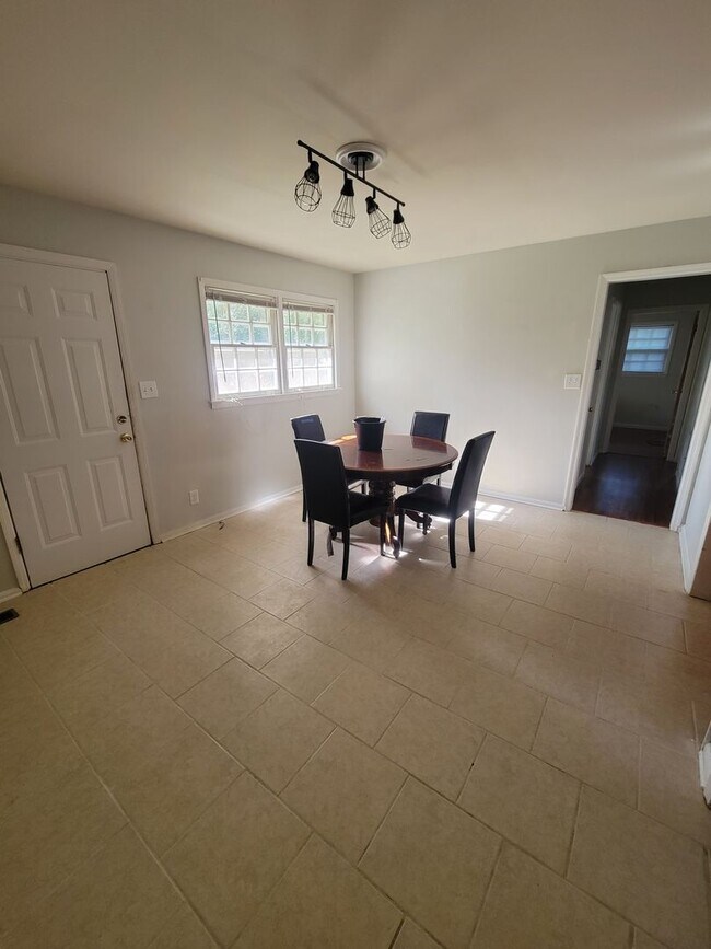 Foto del edificio - 3 Bedroom 2 Bathroom Home with One Car Attached Garage in Valley Park Homes Subdivision