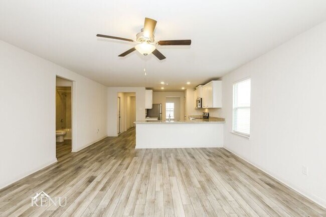 Foto del edificio - Now Available!