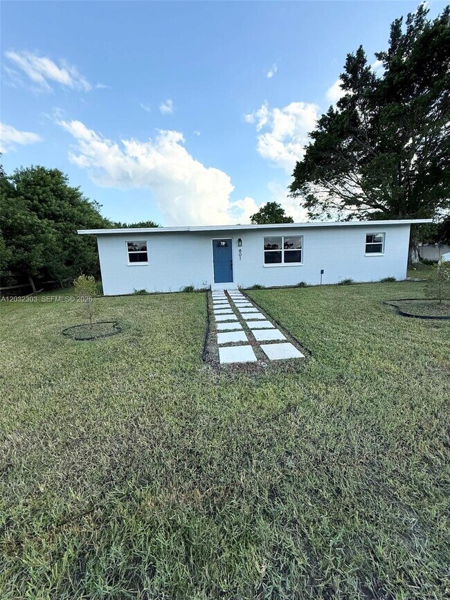 Building Photo - 801 Brodhag Dr
