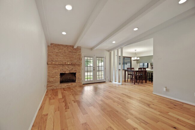 Foto del edificio - 5207 Suburban Dr