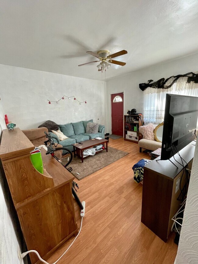 Foto del edificio - 3 BEDROOM HOME WITH GARAGE IN THE HEART OF...