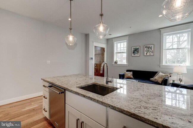 Foto del edificio - 2233 40th Pl NW