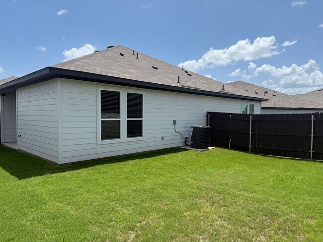 Foto del edificio - Stunning 3x2 Luxury Duplex in Buda, TX!