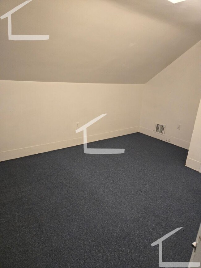 Foto del edificio - Spacious 4 Bedroom Walking Distance From T...