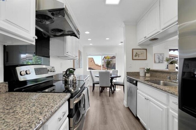 Building Photo - Gary VIlla