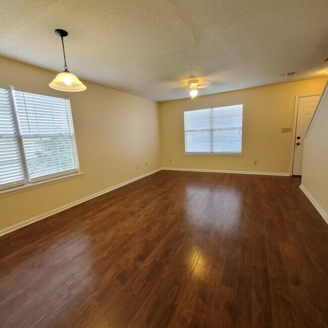 Foto del edificio - Modern Duplex Living in Georgia - 2Bed/2.5Bath with Convenient Amenities