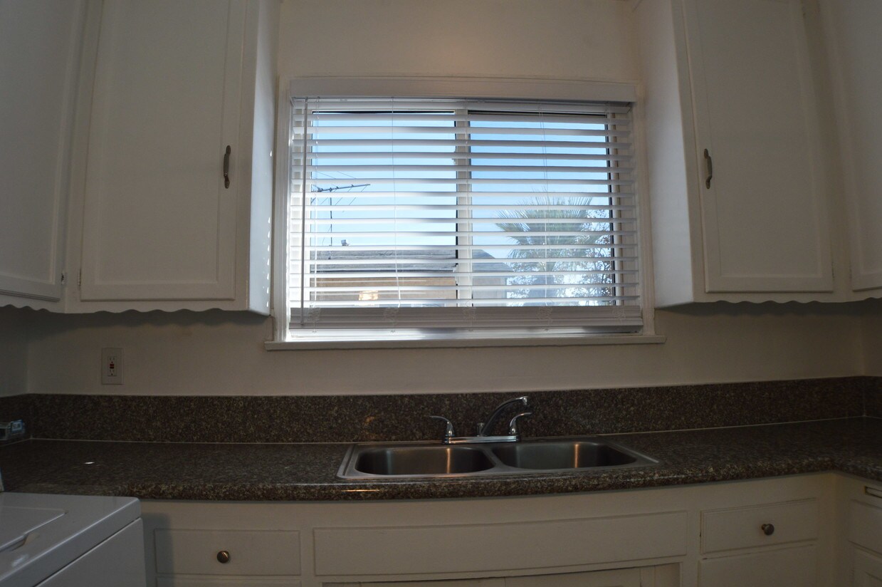 Kitchen - 5470 Kinston Ave