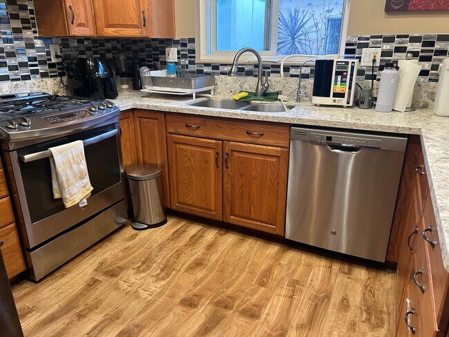 Foto del edificio - Spacious Home for Rent in Fountain Valley