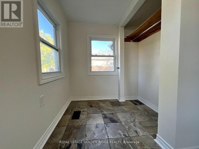 Building Photo - 367 Hollywood Dr