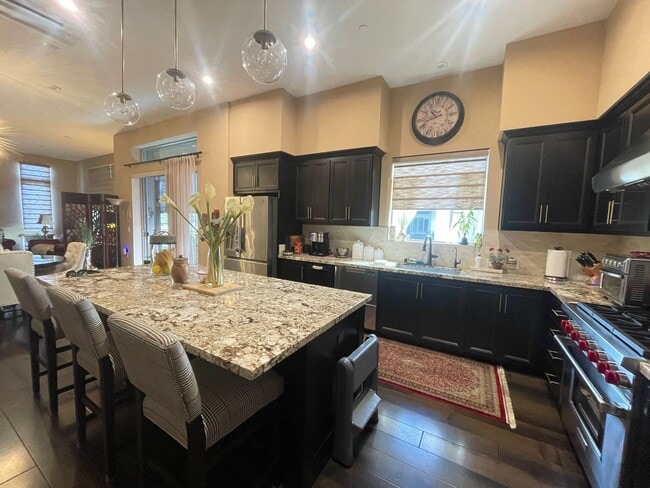 Building Photo - Spacious 3BD/2BA Luxury Condo Available fo...
