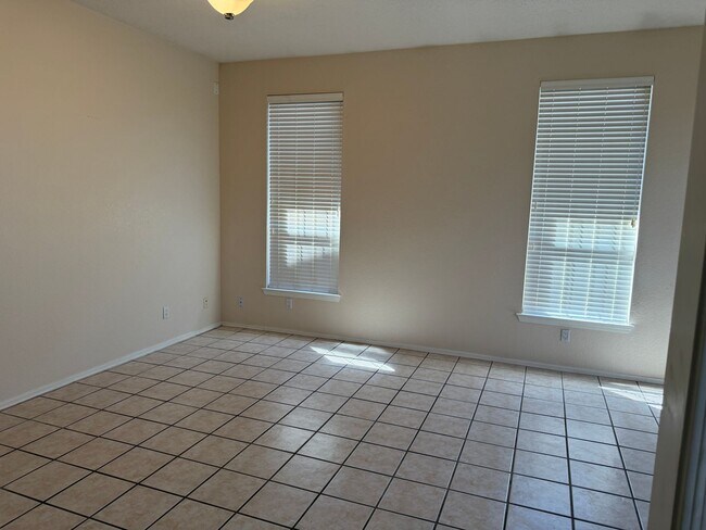 Foto del edificio - Nice, spacious 3 br, 2 Bath with major kit...