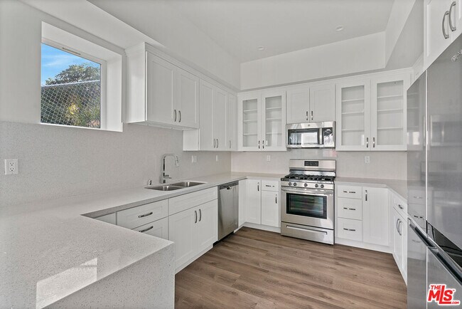 Bright, open kitchen - 3521 Cahuenga Blvd W
