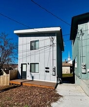 Building Photo - 216 E 7th St