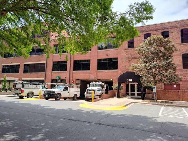 Building Photo - Luxury studio located in Factory South!