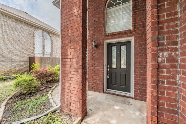 Building Photo - 2136 Stoneridge Dr