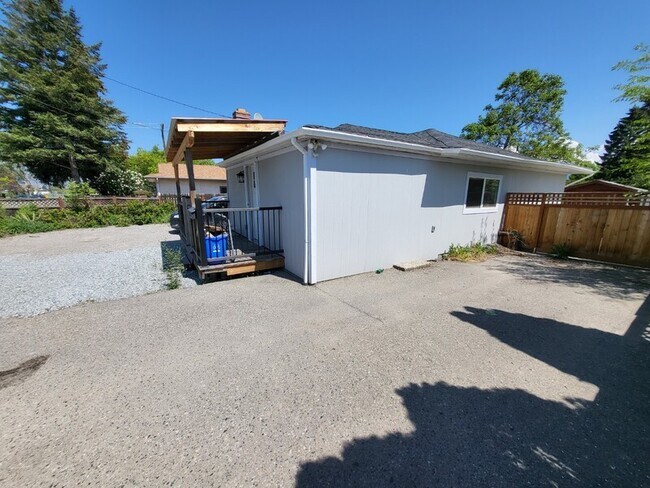 Building Photo - 3349 Gordon Dr