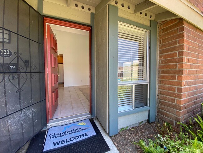 Building Photo - 2 Bedroom, Single Story Condo With A/C!