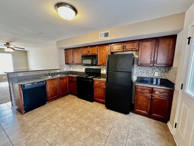 Foto del edificio - 2 Bedroom 1.5 Bath Townhome