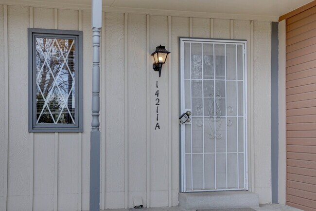 Foto del edificio - Wonderful 2 Bed 2 Bath Townhouse with Fireplace + Community Pool