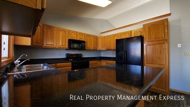 Building Photo - 3 Bed 3 Bath Home with 2 Stall Attached Ga...