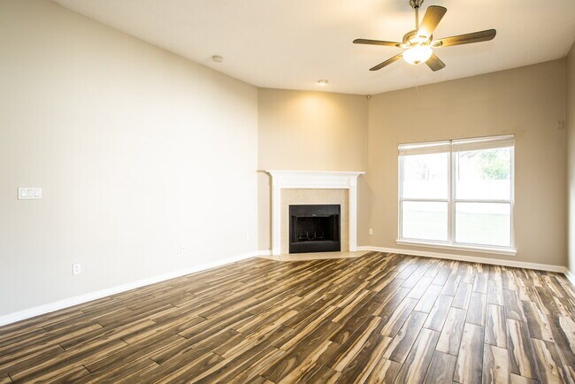 Foto del edificio - 906 Thoroughbred Dr