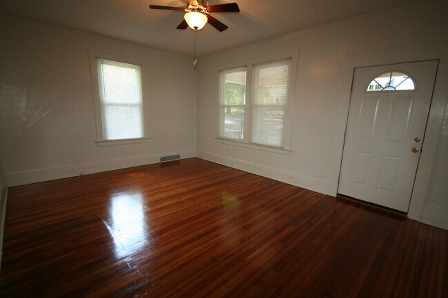 Foto del edificio - 1306 W Chapel Hill St