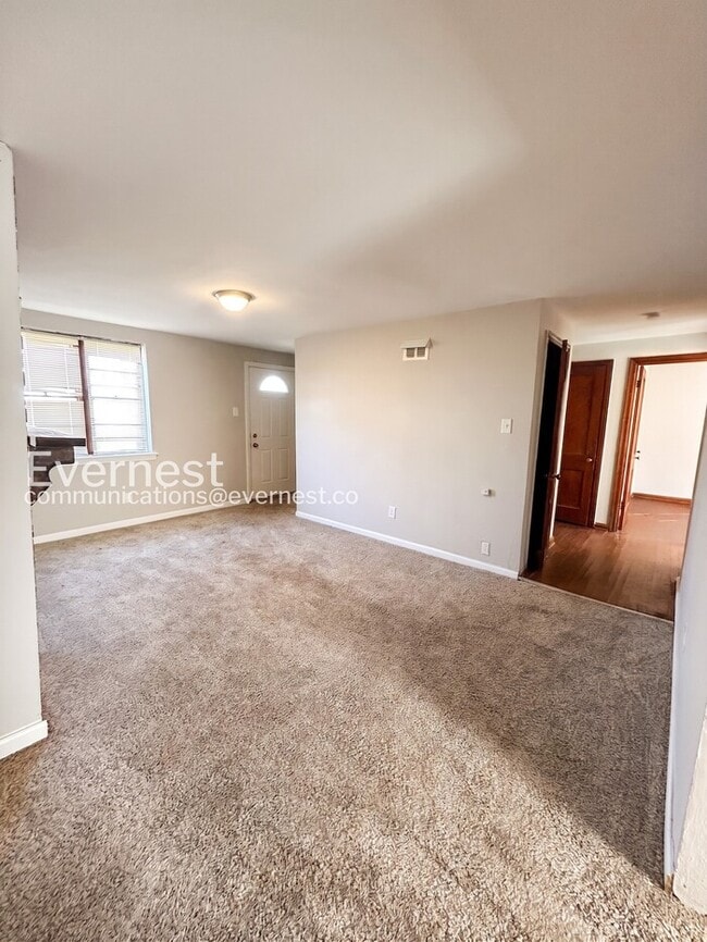 Building Photo - 2 Bed, 1 Bath Home with Garage / Pet-Friendly / Vouchers Accepted / Available Now!